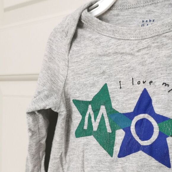 3/$15 Gap long sleeve onesie size 12-18 m - Picture 2 of 4